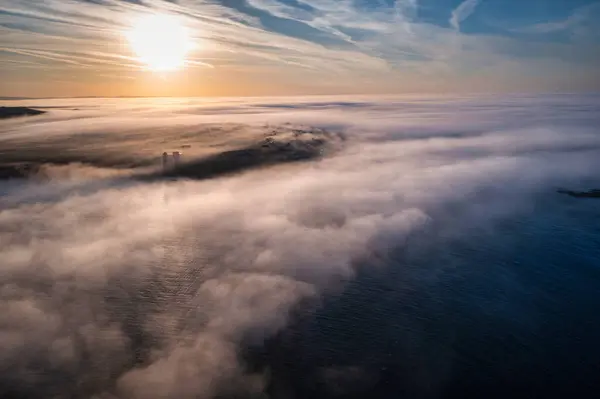 Misty Sunrise Yli Kivinen Rannikolla Kilkee Clare Irlanti tekijänoikeusvapaita valokuvia kuvapankista