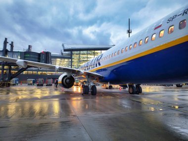 Gdansk, Polonya - 21 Nisan 2024: Ryanair uçağı Polonya 'nın Gdansk kentindeki Lech Walesa Havaalanında yolcu alımını bekliyor.