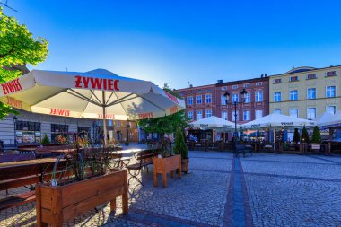 Koscierzyna, Polonya - 12 Mayıs 2024: Koscierzyna şehir merkezi, eski şehir meydanı, Pomerania. Polonya