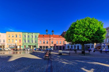 Koscierzyna, Polonya - 12 Mayıs 2024: Koscierzyna şehir merkezi, eski şehir meydanı, Pomerania. Polonya