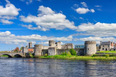 13. yüzyıl Kral Johns Şatosu Limerick 'te Shannon Nehri, İrlanda