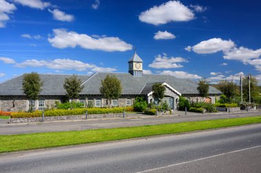 İrlanda, Clare 'deki Bunratty Şatosu' ndaki taş ev.