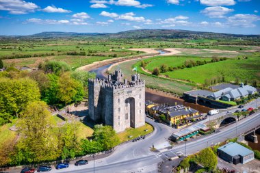 Eş Clare, İrlanda 'daki 15. yüzyıl Bunratty kalesi.