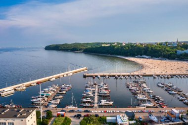 Güneş batarken Gdynia 'daki marina ve plajın havadan manzarası. Polonya