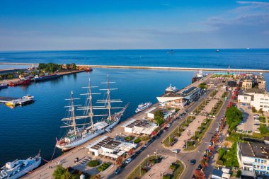 Gdynia 'daki limanın havadan manzarası ve batan güneşin modern mimarisi. Polonya