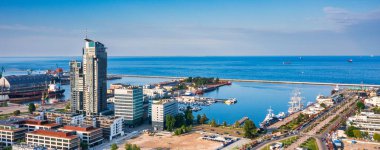 Gdynia 'daki limanın havadan manzarası ve batan güneşin modern mimarisi. Polonya