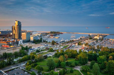 Günbatımında modern mimari ile Gdynia limanının havadan manzarası. Polonya