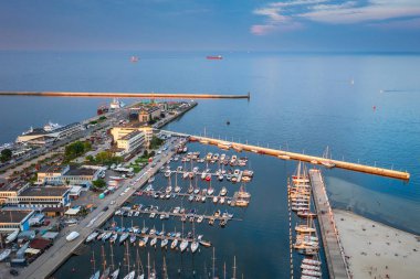 Gün batımında marinası olan Gdynia şehrinin güzel manzarası. Polonya