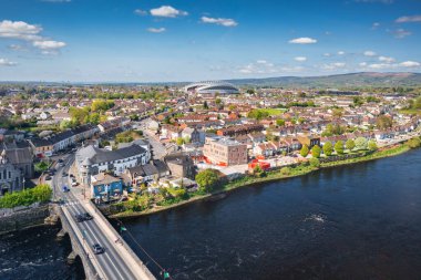 Limerick, İrlanda - 21 Nisan 2024: Shannon nehri kenarındaki Limerick şehir manzarası, İrlanda
