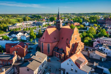 Koscierzyna, Polonya - 12 Mayıs 2024: Koscierzyna şehir merkezi, eski şehir meydanı, Pomerania. Polonya
