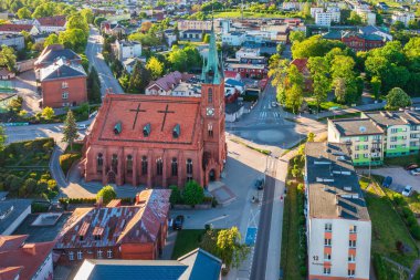 Koscierzyna, Polonya - 12 Mayıs 2024: Koscierzyna şehir merkezi, eski şehir meydanı, Pomerania. Polonya