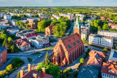 Koscierzyna, Polonya - 12 Mayıs 2024: Koscierzyna şehir merkezi, eski şehir meydanı, Pomerania. Polonya