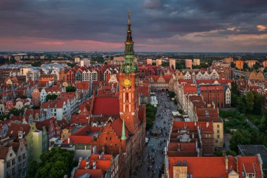 Günbatımında Gdansk 'taki ana belediye binası, Polonya