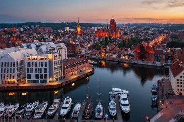 Günbatımında ana şehir Gdansk, Polonya.