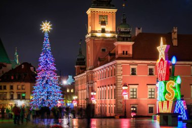 Warszawa, Polonya - 27 Ocak 2024: Polonya, Varşova sokaklarında Noel ışığı süslemeleri.