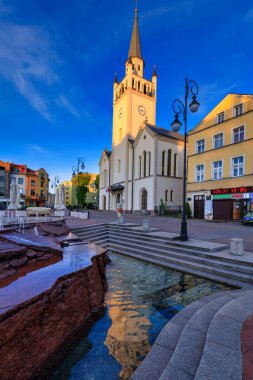 Bytow, Polonya - 12 Mayıs 2024: Eski kasaba mimarisi ile Bytow şehrinin şehir merkezi, Pomerania. Polonya