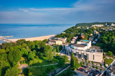 Gdynia, Polonya - 25 Mayıs 2024: Günbatımında marinası olan Gdynia şehrinin güzel manzarası. Polonya