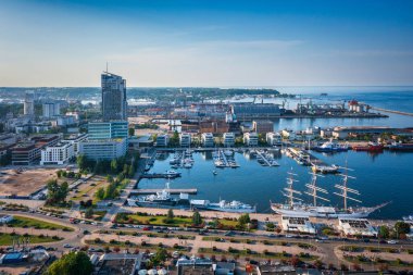 Gdynia, Polonya - 25 Mayıs 2024: Günbatımında marinası olan Gdynia şehrinin güzel manzarası. Polonya