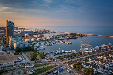 Gdynia, Polonya - 25 Mayıs 2024: Günbatımında marinası olan Gdynia şehrinin güzel manzarası. Polonya