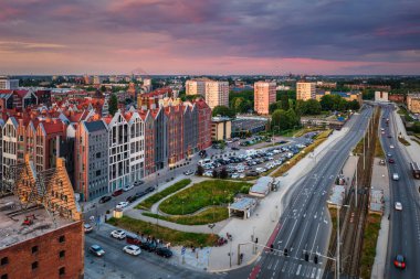 Gdansk, Polonya - 1 Haziran 2024: Gdansk 'ta ana şehrin mimarisi ve günbatımında oteller. Polonya