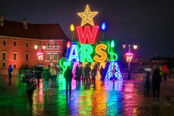 Warszawa, Polonya - 27 Ocak 2024: Polonya, Varşova sokaklarında Noel ışığı süslemeleri.