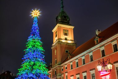 Geceleri Varşova 'daki Royal Castle' da Noel ağacı. Polonya