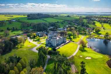Yazın Clare County 'de golf sahası olan Dromoland Şatosu, İrlanda