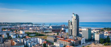 Gün batımında marinası olan Gdynia şehrinin güzel manzarası. Polonya