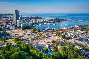 Gün batımında marinası olan Gdynia şehrinin güzel manzarası. Polonya