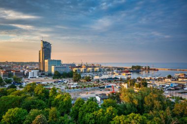 Gün batımında marinası olan Gdynia şehrinin güzel manzarası. Polonya