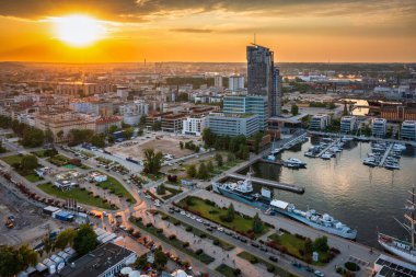 Gün batımında marinası olan Gdynia şehrinin güzel manzarası. Polonya