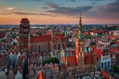 Günbatımında Gdansk 'taki Main City Hall ve St. Mary Bazilikası, Polonya
