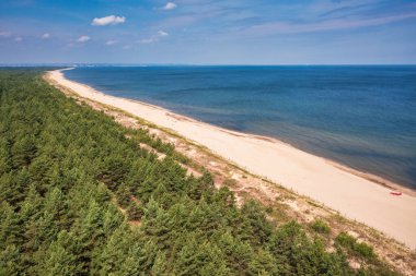 Yazın Sobieszewo, Polonya 'da Baltık Denizi sahilinin güzel manzarası