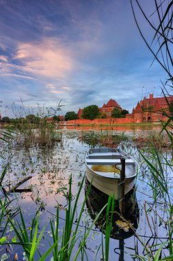 Töton Kalesi, Malbork 'ta Nogat nehrinin kenarında gün batımında..