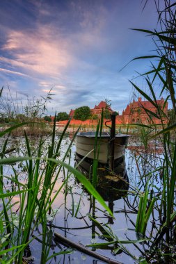 Töton Kalesi, Malbork 'ta Nogat nehrinin kenarında gün batımında..