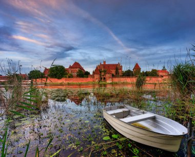 Töton Kalesi, Malbork 'ta Nogat nehrinin kenarında gün batımında..