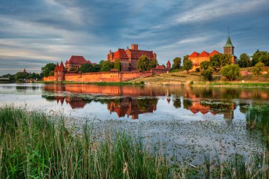 Töton Kalesi, Malbork 'ta Nogat nehrinin kenarında gün batımında..