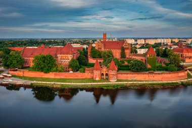 Töton Kalesi, Malbork 'ta Nogat nehrinin kenarında gün batımında..