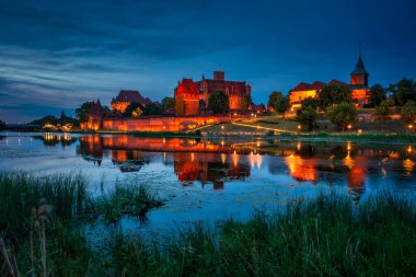 Tötonik Düzen Şatosu, Malbork 'ta, Nogat nehrinin kenarında, alacakaranlıkta..