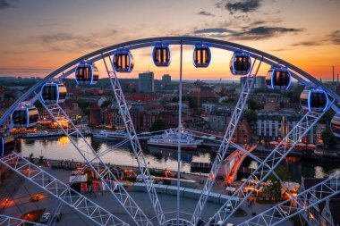 Gdansk, Polonya - 1 Haziran 2024: Günbatımında parlayan dönme dolaba sahip ana şehir, Polonya.