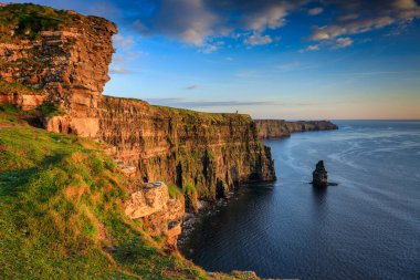 County Clare, İrlanda 'daki Moher Kayalıkları üzerinde güzel bir günbatımı..