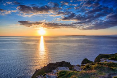 County Clare, İrlanda 'daki Moher Kayalıkları üzerinde güzel bir günbatımı..