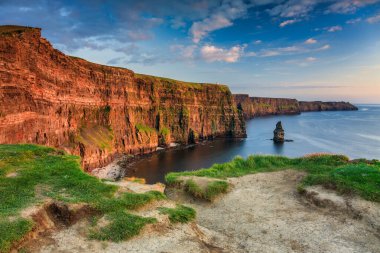County Clare, İrlanda 'daki Moher Kayalıkları üzerinde güzel bir günbatımı..