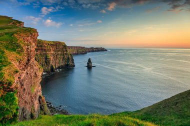 County Clare, İrlanda 'daki Moher Kayalıkları üzerinde güzel bir günbatımı.