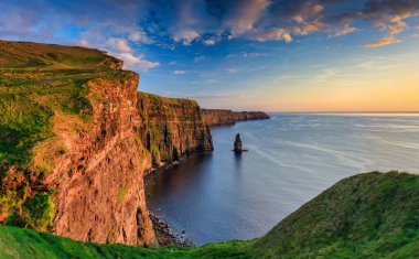 County Clare, İrlanda 'daki Moher Kayalıkları üzerinde güzel bir günbatımı.