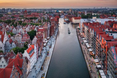 Günbatımında ana şehir Gdansk, Polonya.