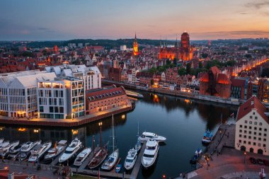 Günbatımında ana şehir Gdansk, Polonya.