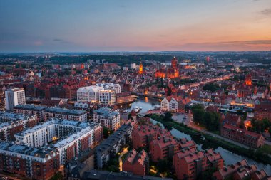 Günbatımında ana şehir Gdansk, Polonya.