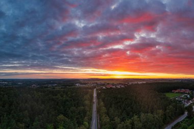 Tricity çevre yolunda, ormanın üzerinde gün batımı. Polonya