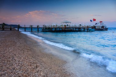 Günbatımında Tekirova yakınlarında güzel bir Türk Rivierası. Kemer, Türkiye